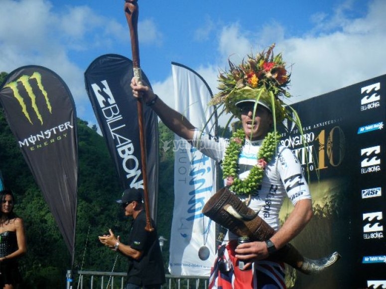 El campeón recibiendo el título